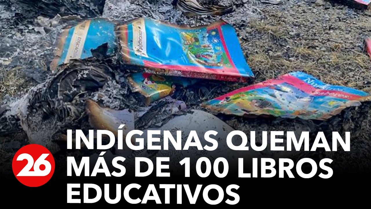 M&Eacute;XICO: | Ind&iacute;genas queman m&aacute;s de 100 libros educativos