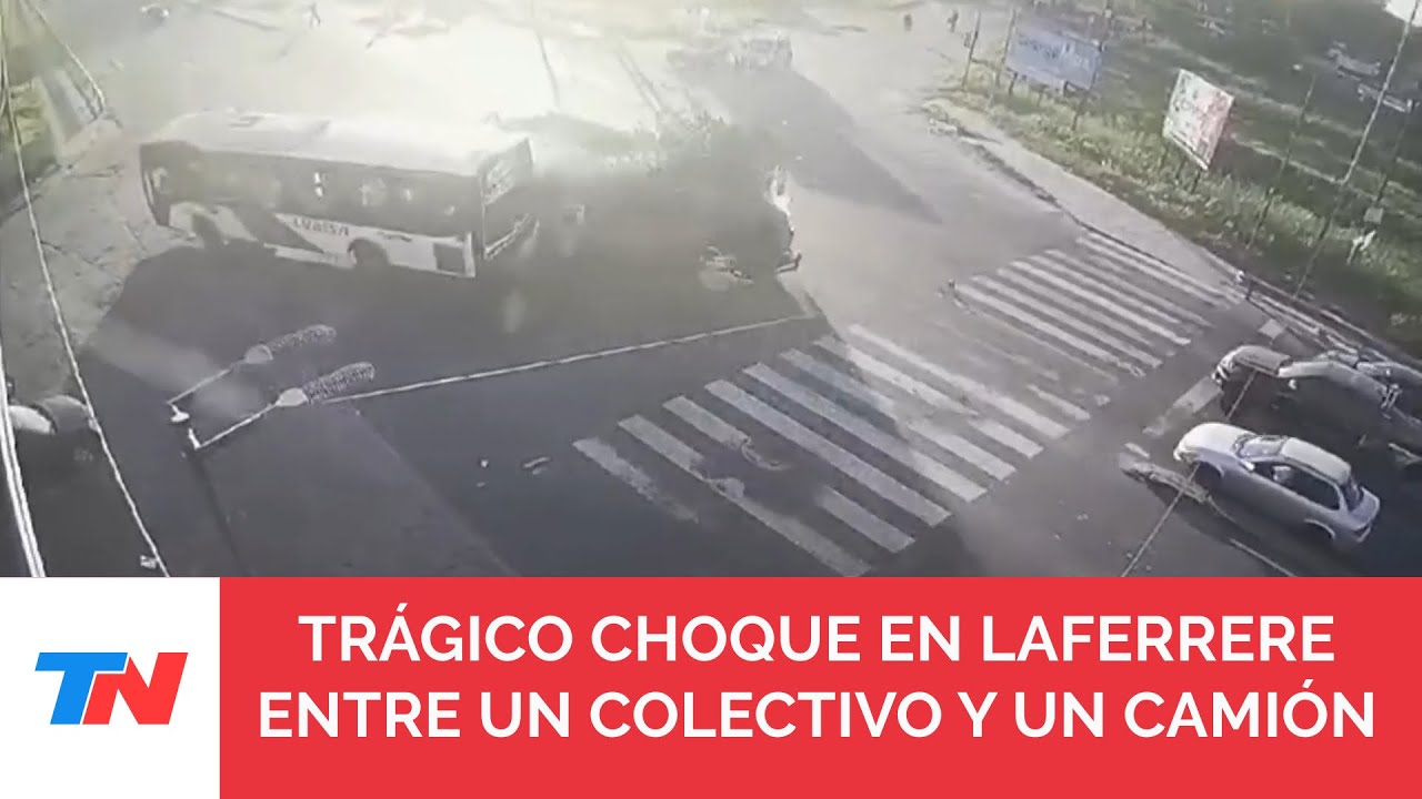 Brutal choque entre un colectivo y un camión en Laferrere: hay dos muertos y varios heridos graves