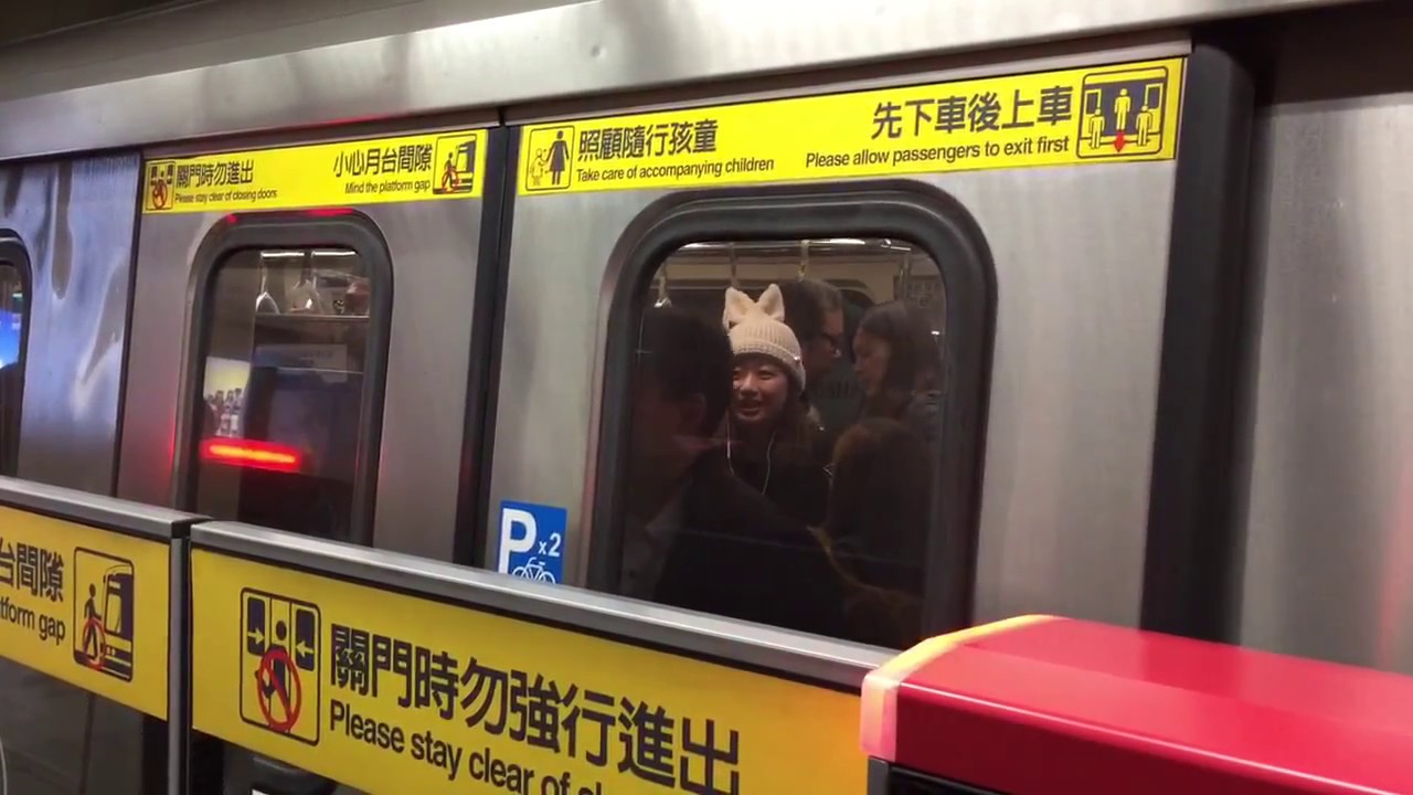 Two MRT C301s arriving at Zhongshan