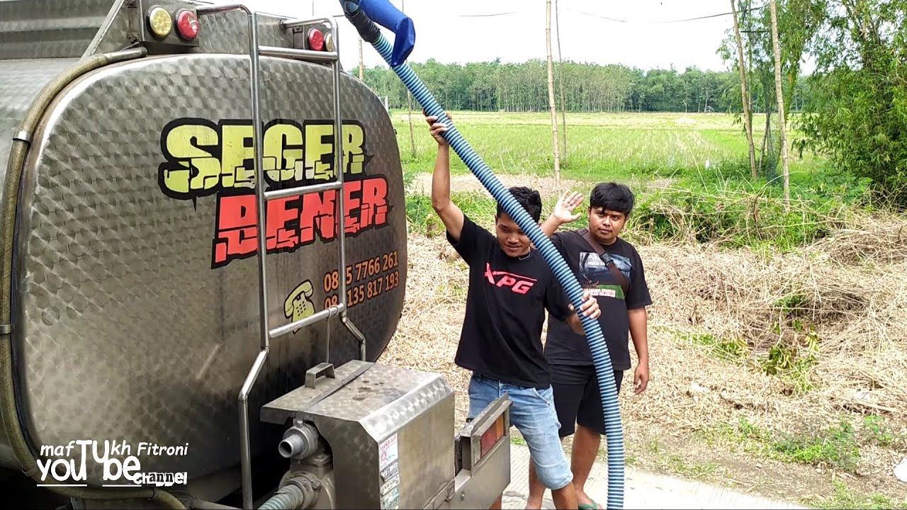 Truk Tangki Air Sedang Bongkar Air - TANGKI AIR STAINLISH