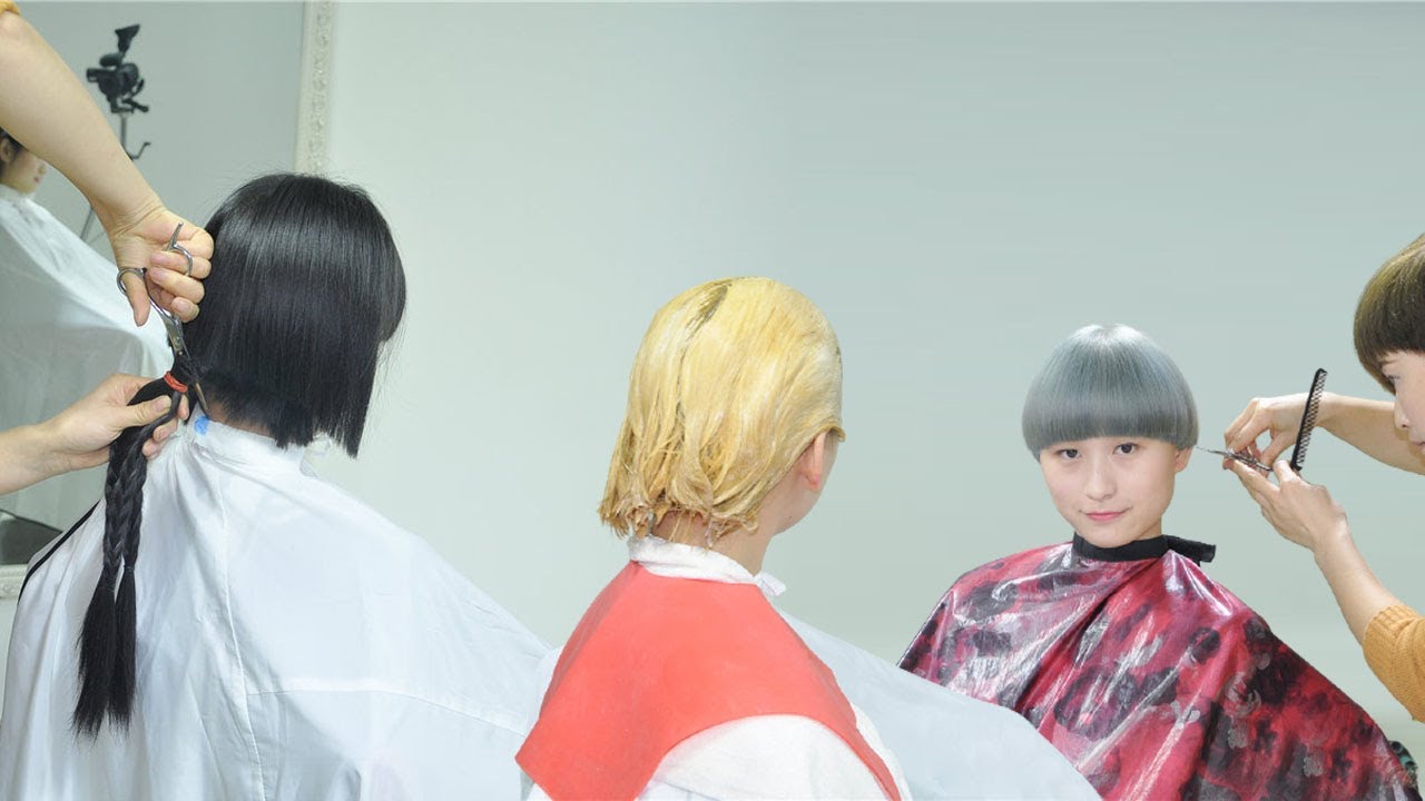 甜美可愛的川妹子 剛從鄉下來到城市打工 來到這家理髮店剪掉了粗辮子 然後染了黃色 最後剃了個鍋蓋髮型染了奶奶灰