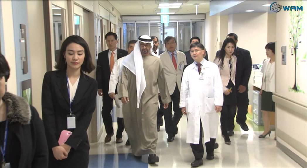 محمد بن زايد يعود المرضى الإماراتيين في أحد مستشفيات كوريا الجنوبية