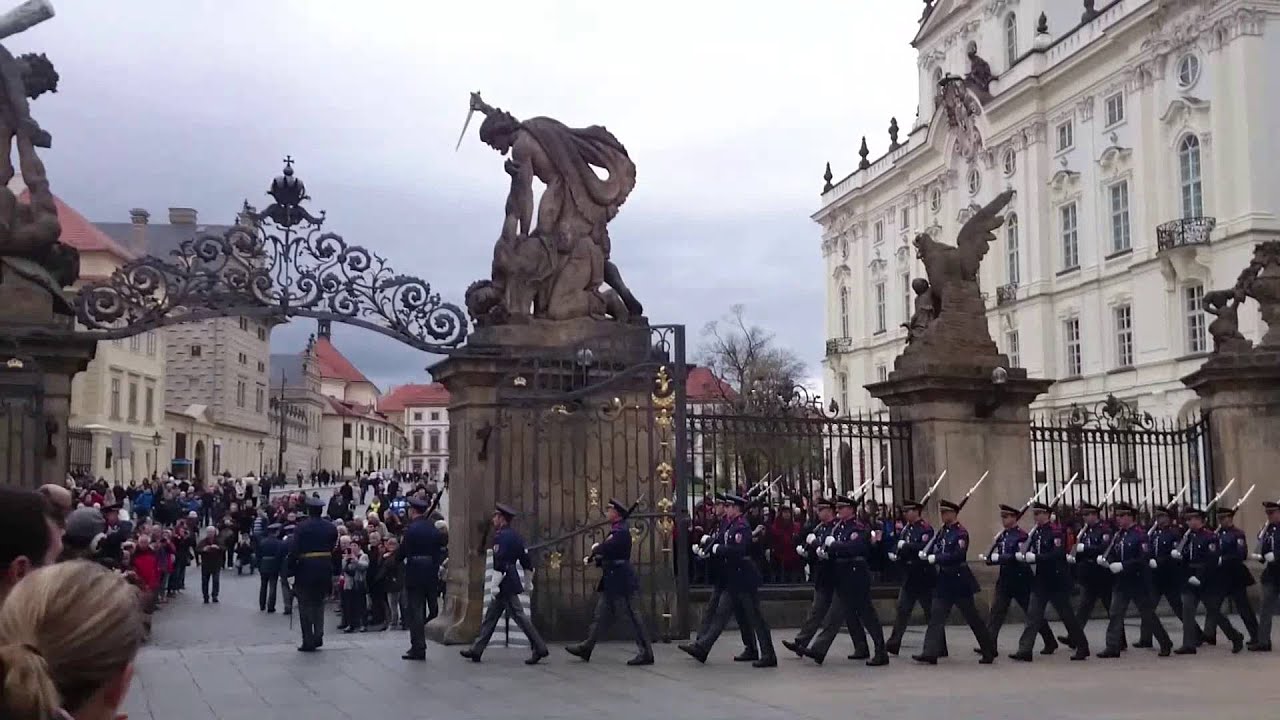 Czechy na weekend - Praga - zmiana warty na Hradczanach