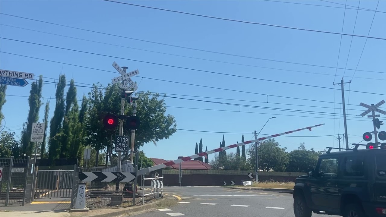 Wickham Rd Level Crossing Hampton East #metrotrainsmelbourne #levelcrossing #train #railway #rail