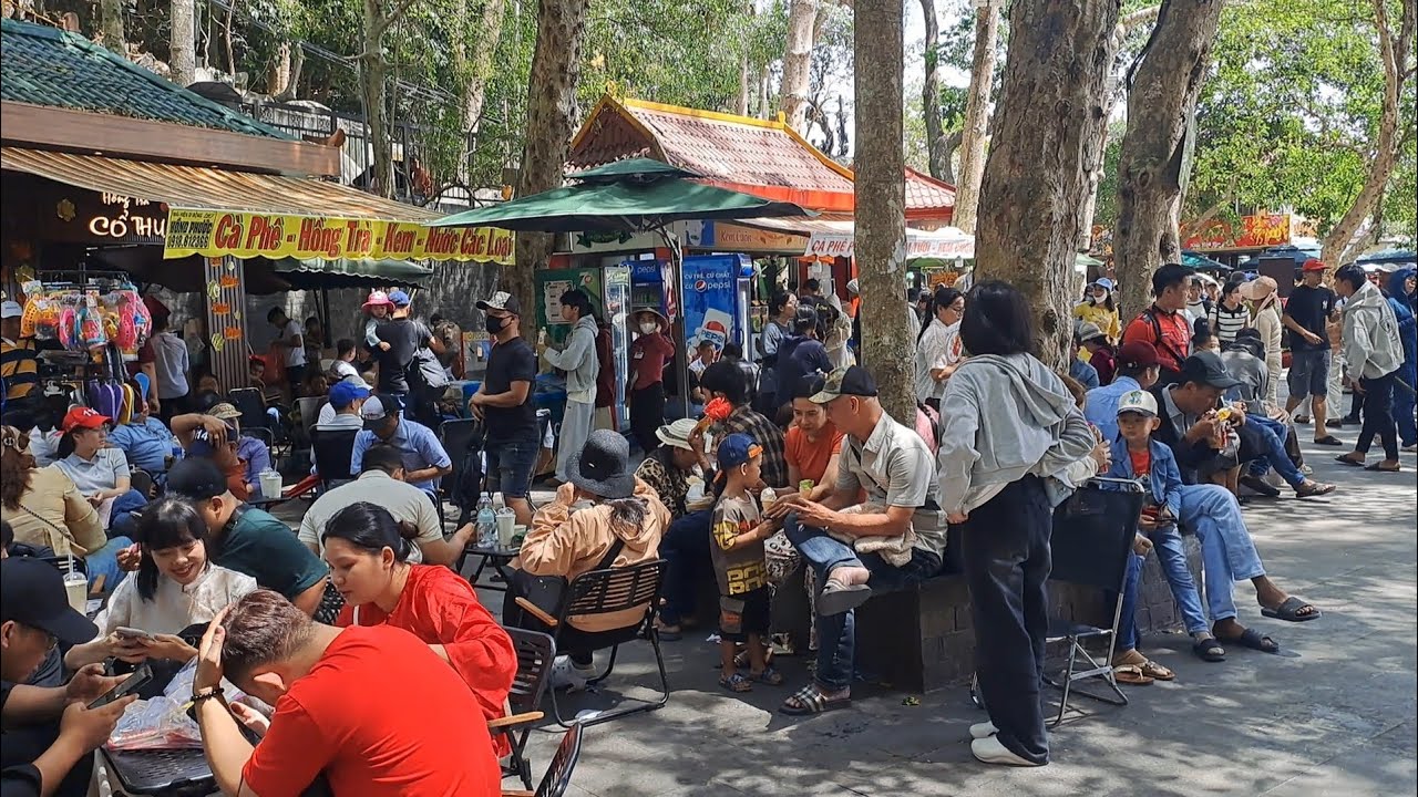 Khu du lịch núi Bà Đen quá đông
