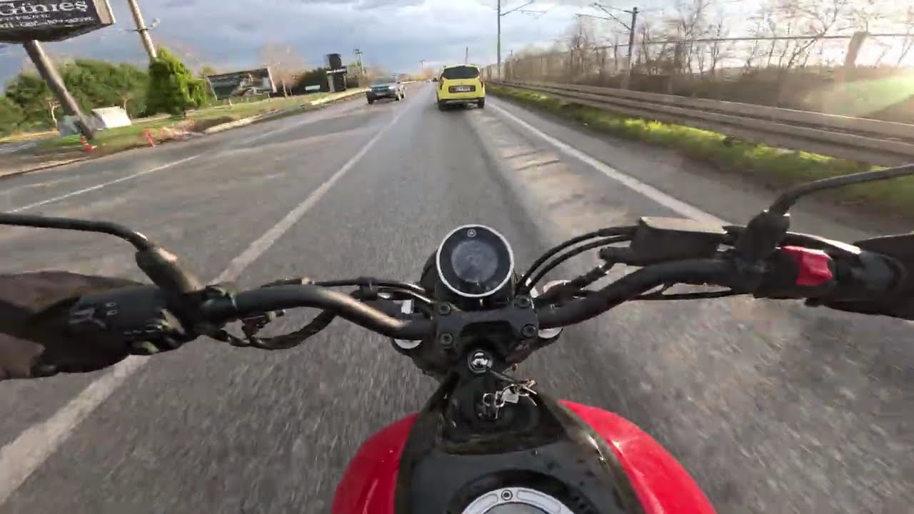 Yamaha XSR 125 - Ride to School