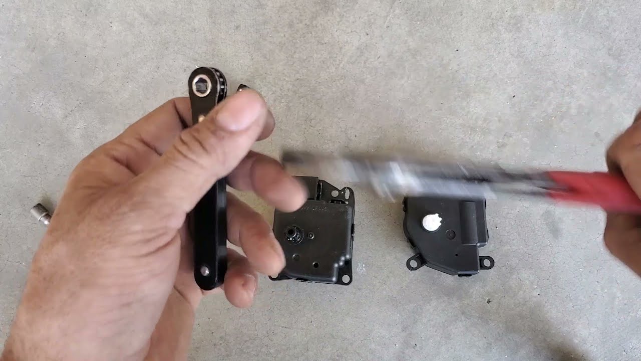 Замена привода дверцы системы отопления и кондиционирования Nissan Titan 05–07 | Стук в приборной...