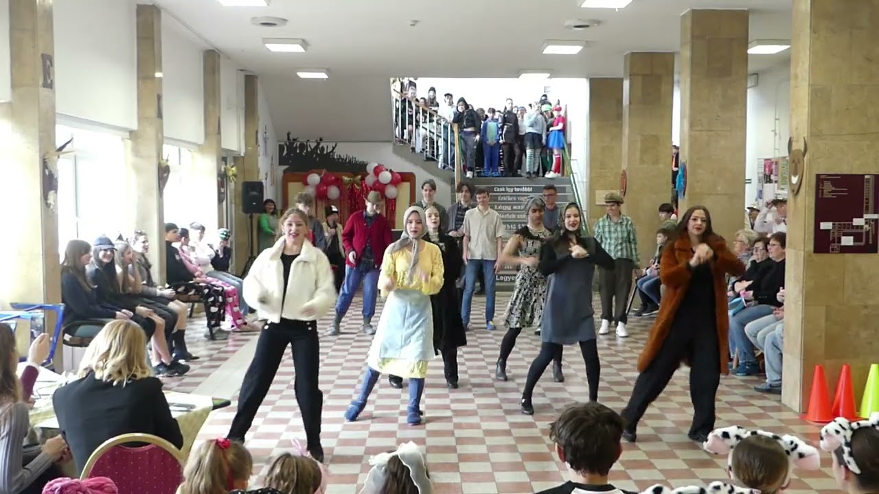 Felsős Farsang - 8.a : Nyugdíjas osztálytalálkozó