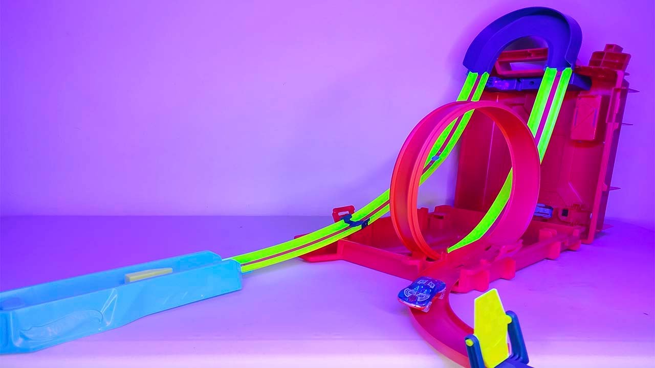 Pista neon en bidon gasolina Hot Wheels Track Builder, Caja de Acrobacias Extrema