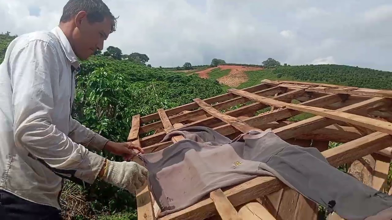 Choveu a noite fomos trabalhar molhamos muito 
