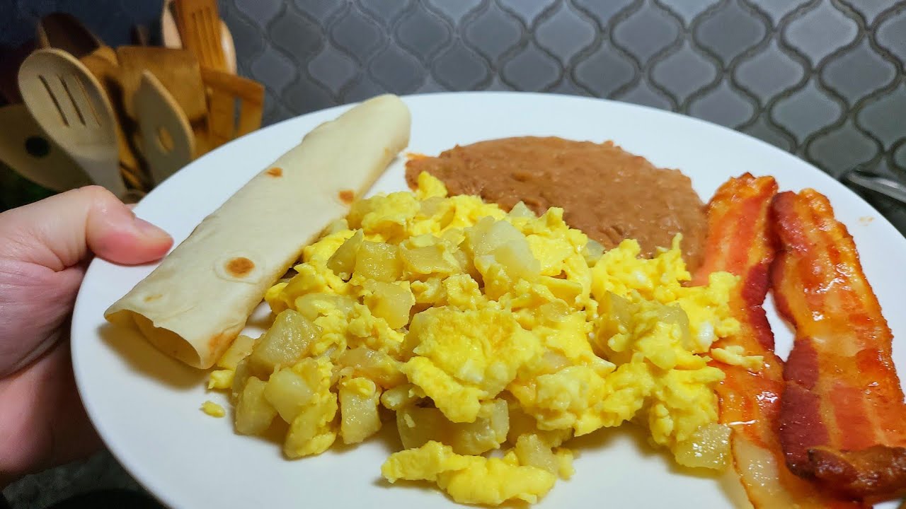 The Ultimate Papas Con Huevo Mexican restaurant-style breakfast plate! How To cook PAPAS CON HUEVO