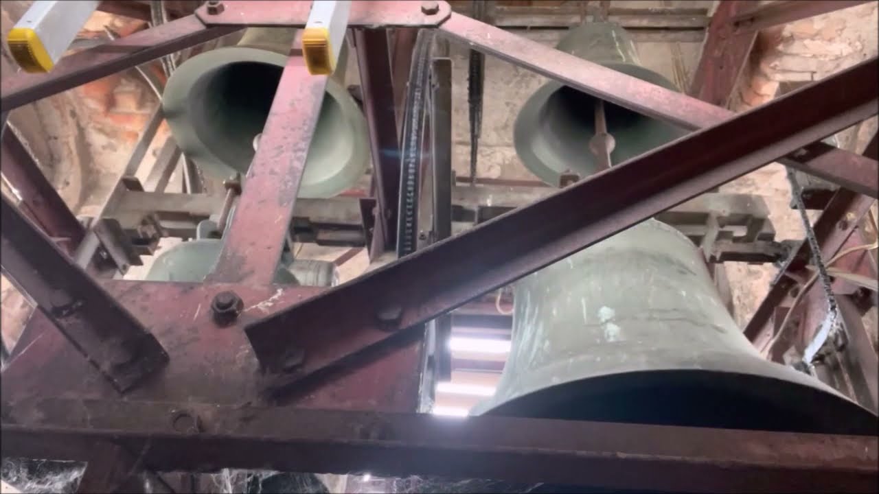 Bogen - Stadtpfarrkirche St  Florian: Historische Sterbeglocke und Hauptgeläut (Turmaufnahme)