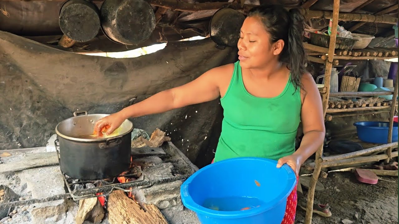 Cocinando Caldo de Pollo Mientras Sus Hijos Estudian