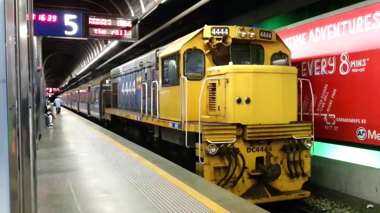 DC 4444 EMD 12-645C Startup Aucklands Britomart Station