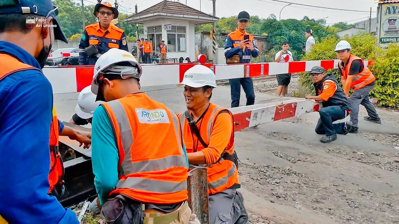 Detik - Detik Palang Pintu Kereta Api Dibongkar 