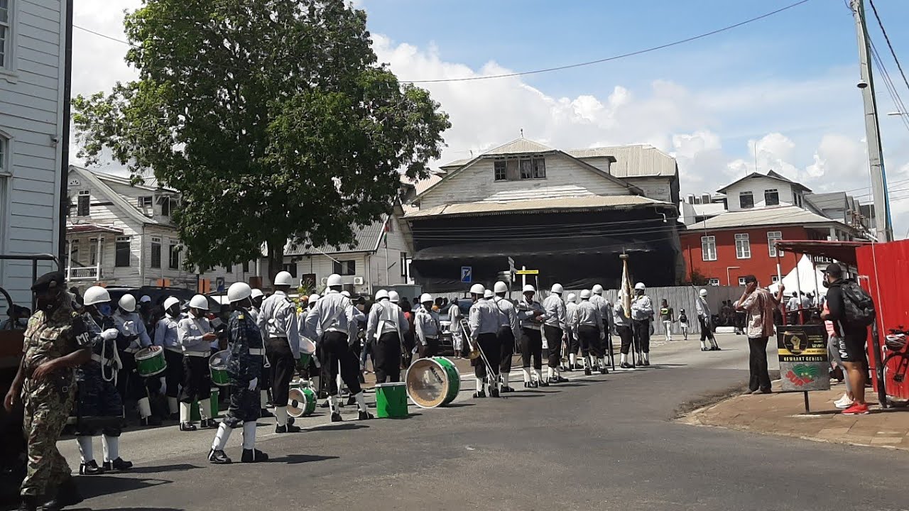 Suriname: Parade i.v m. 45 jaar Srefidensi