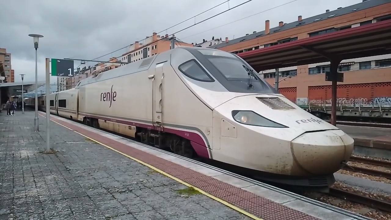 Alvia S 130 (Rama 43) destino Barcelona Sants entrando de la estación de Ponferrada 