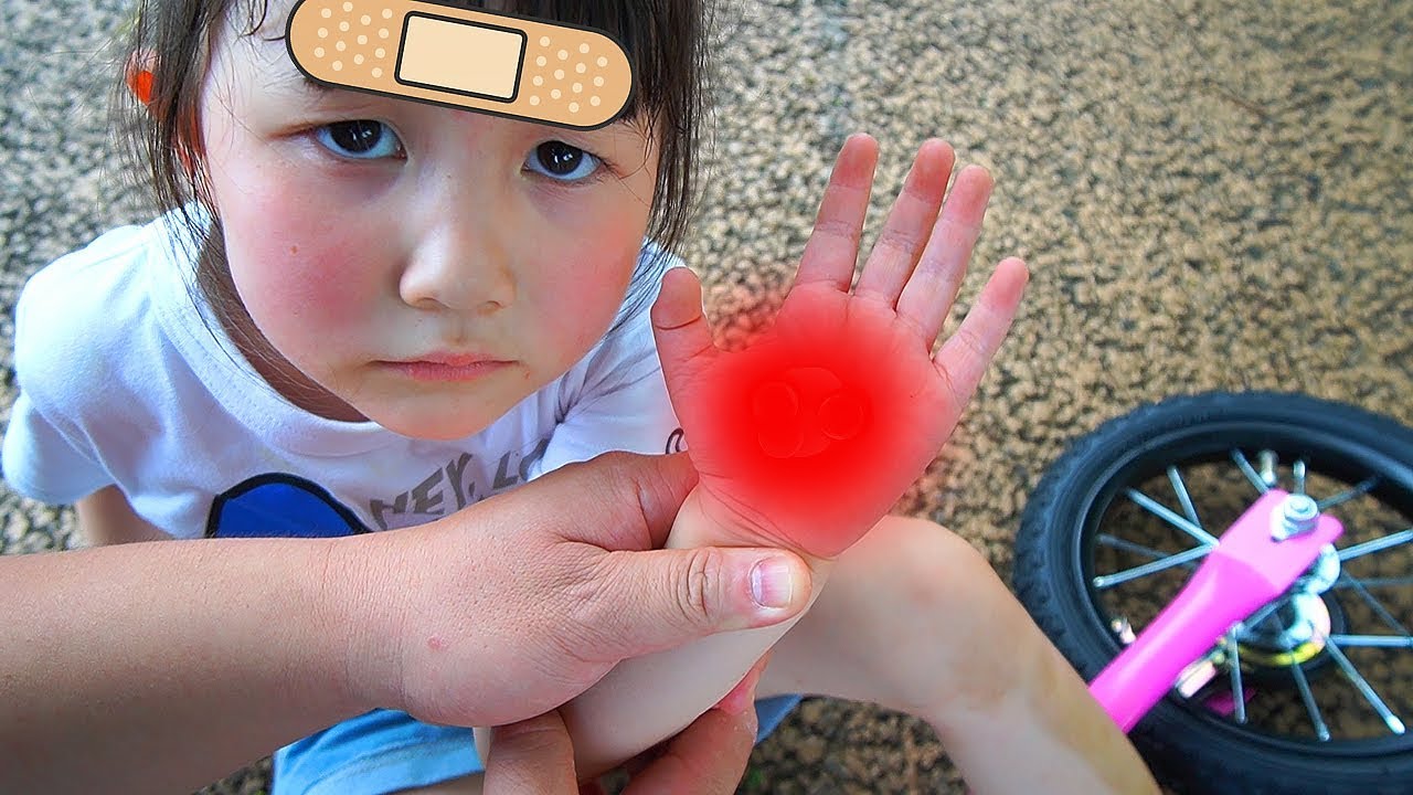 【手当ごっこ】公園で遊ぶ時にケガしたらアンパンマン絆創膏の正しいの貼り方を教えるよ！The Boo Boo song - はねまりチャンネル