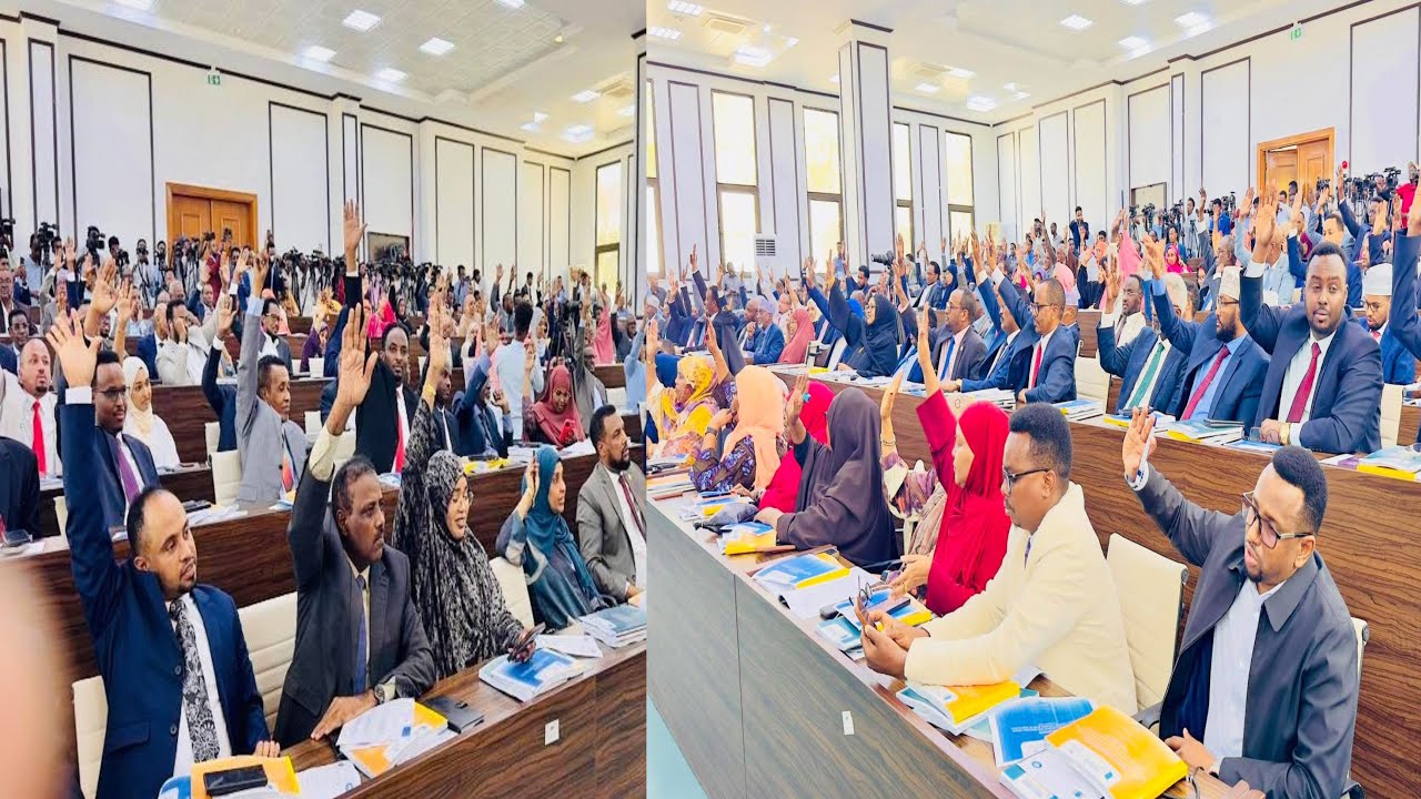 Baarlamaanka Soomaaliya labadiisa aqal oo cod aqlabiyad ah ku ansixiyey dastuurka cusub ee dalka.