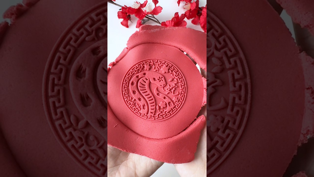 2025 Year of the Snake Lunar New Year cookies decorating ideas #fondantcookies #cookiedecorating