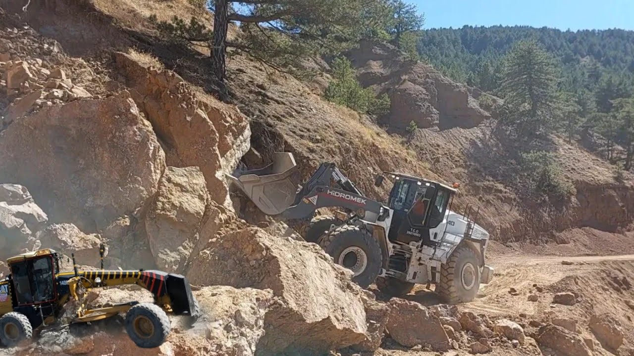 CAT 140M-HİDROMEK LOADER-landslide danger-heyelan-опасность оползня-#keşfet #djimini3pro #loader