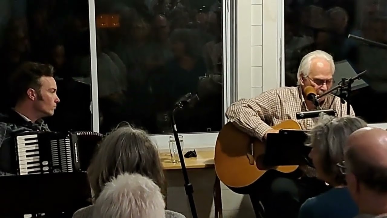 Jean Marcaurelle à la boîte à chanson du Café Monfort  /  La foule