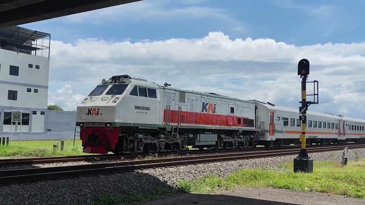 Kumpulan Kereta Api di Madiun