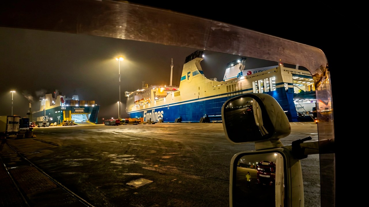 FERRY PRA SUÉCIA 🇸🇪 | CHECK-IN SEM FALAR NADA + TRUCKERS LOUNGE (LUXO!) #elboka #vlog