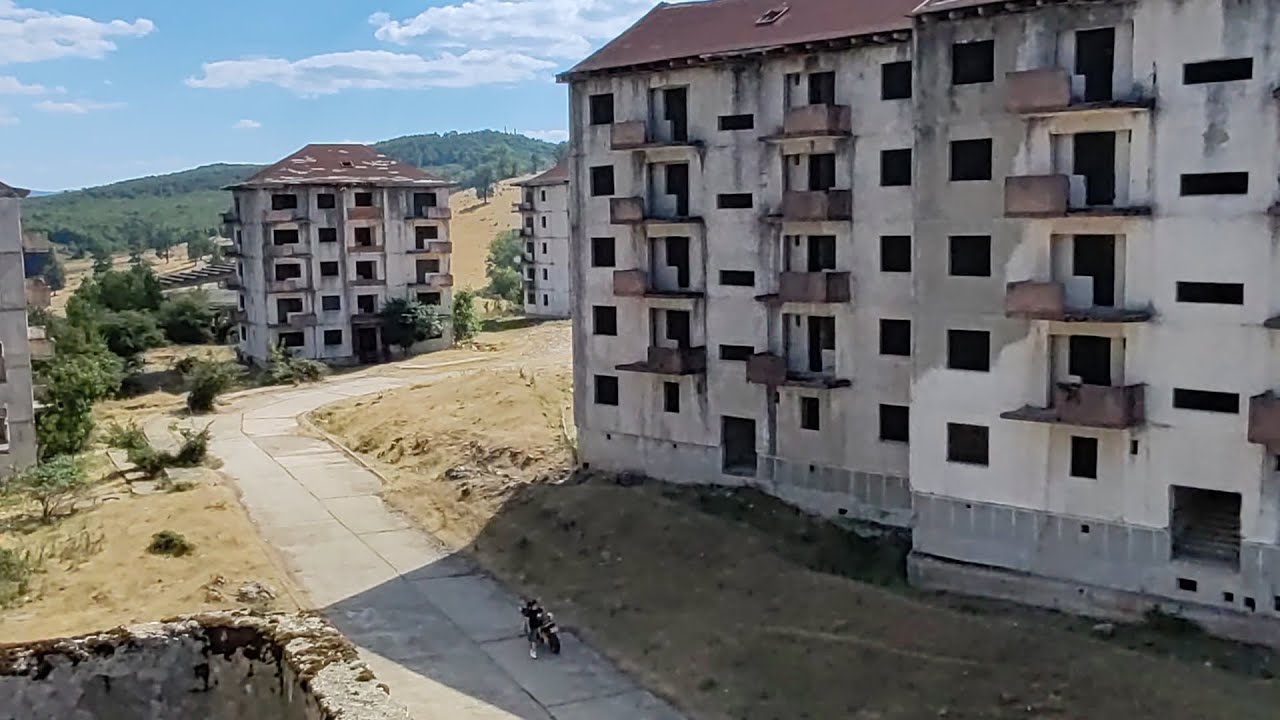 Orașul Anina și blocurile unde doar vântul mai locuiește în ele.