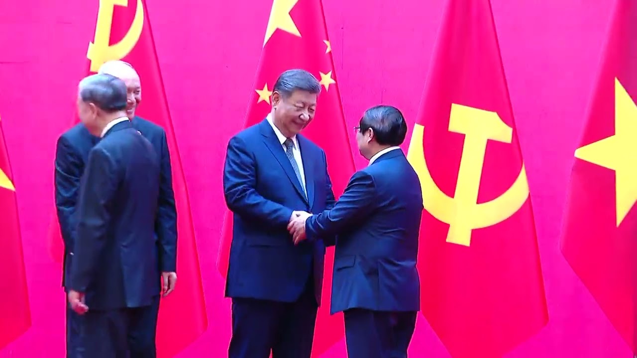 Vietnam, China ink pivotal agreements on railway, road cooperation
