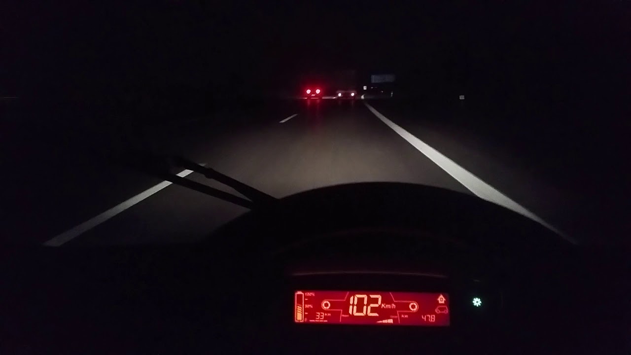 Mia Electric auf der Autobahn