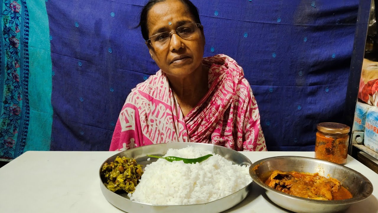 EATING TELAPIA MACHER JHAL CHICHINGE CHOLA VAJA