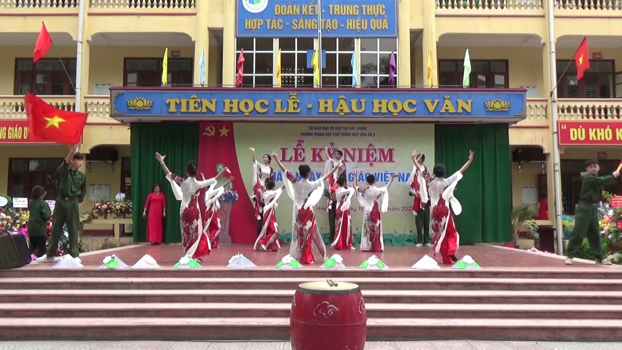 Hát múa “BÀI CA NGƯỜI GIÁO VIÊN NHÂN DÂN” – Lớp 11A10 – Kỉ niệm 40 năm ngày Nhà giáo Việt Nam