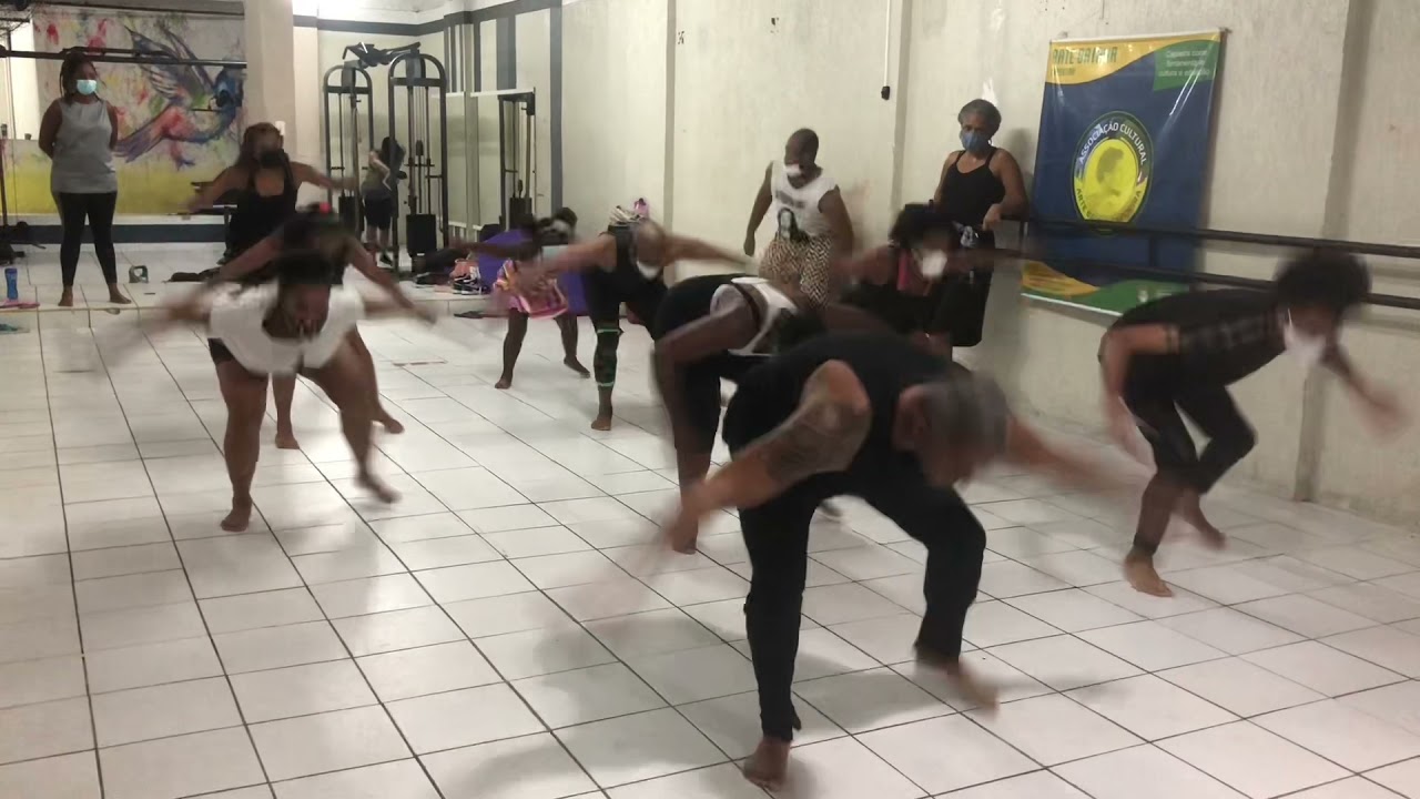 Aula de dança afro-brasileira com professor Jheferson Mendes