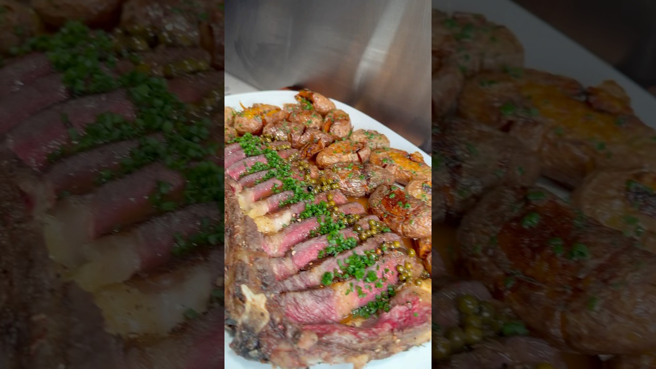 Steak with peppercorn sauce and crispy smashed potatoes 🥩🤝🏽 #Shorts