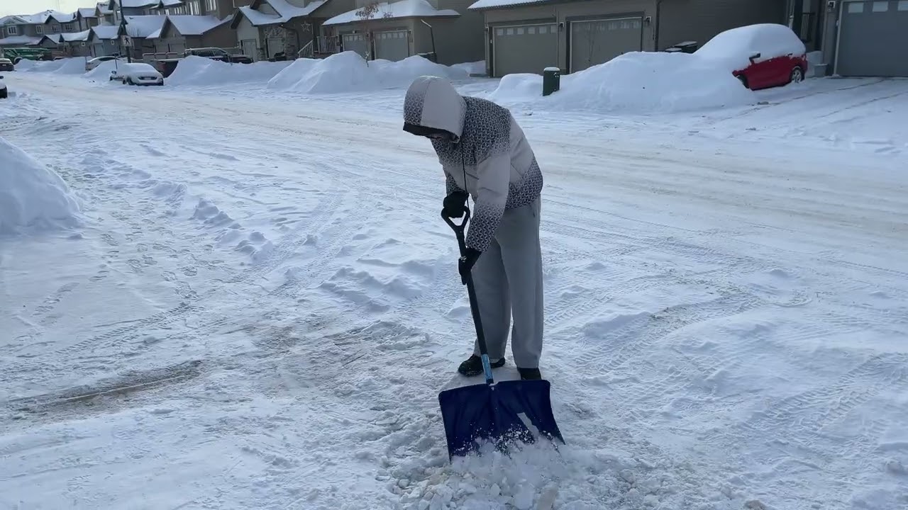Removing snow from front of our house 🏠 ⛄️ 