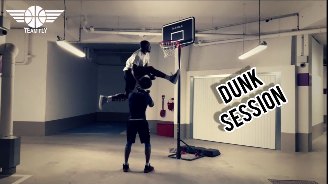 ON DUNK DANS UN PARKING