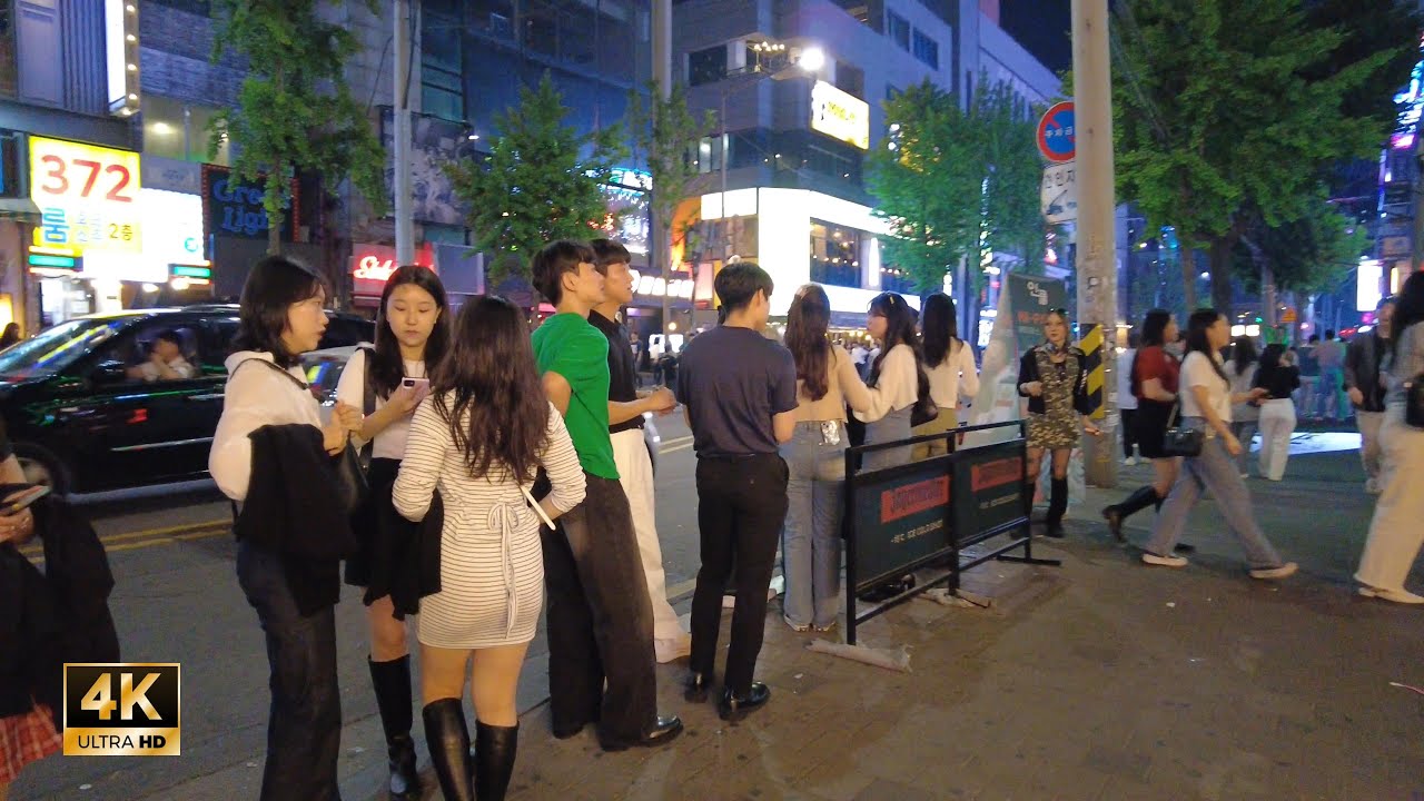 ［Hongdae 4K］Seoul Night Walk!! ~ 토요일 밤 club streets ~ 홍대 Hongdae