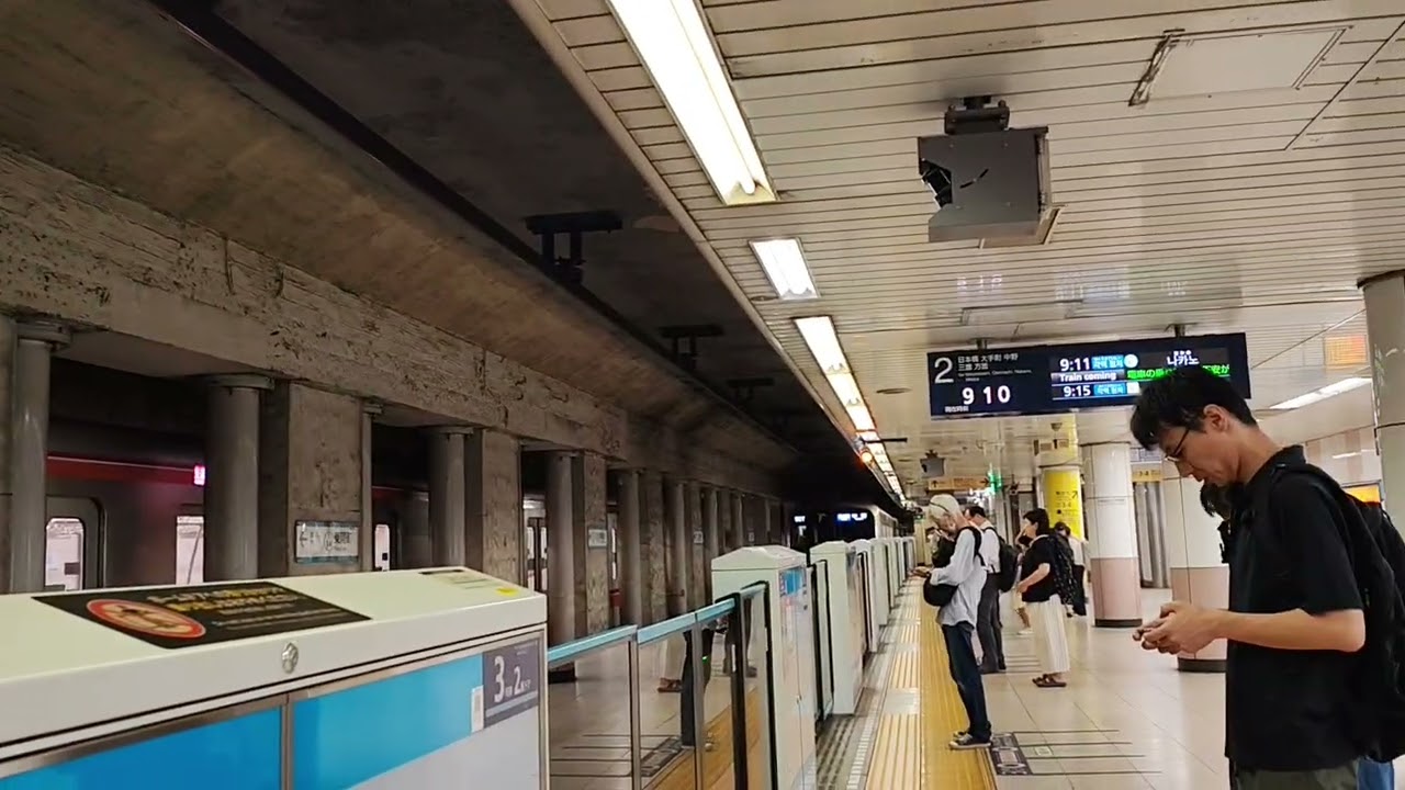 Toyo Rapid Railway 2000 Series On The Tozai Line 