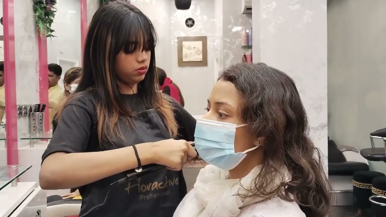 Women rush to beauty parlors to look beautiful on Eid