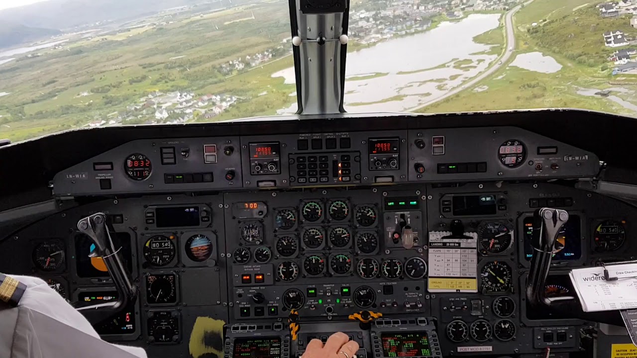 Wideroe Dash 8 cockpit view landing at Leknes