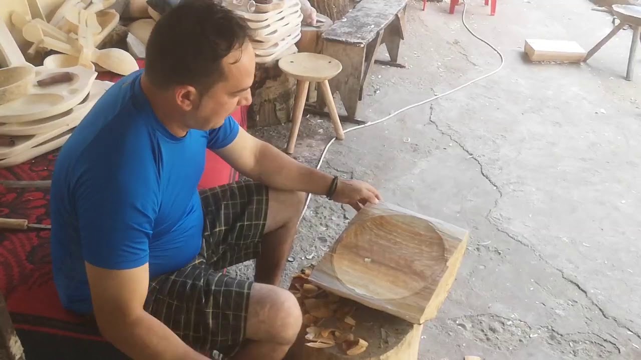 Maestrii Stangaciu faurind Scaun Ciobanesc cu Trei Picioare