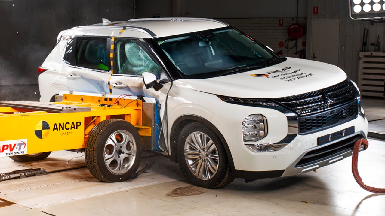 2022 Mitsubishi Outlander Crash Test / Safe Midsize SUV