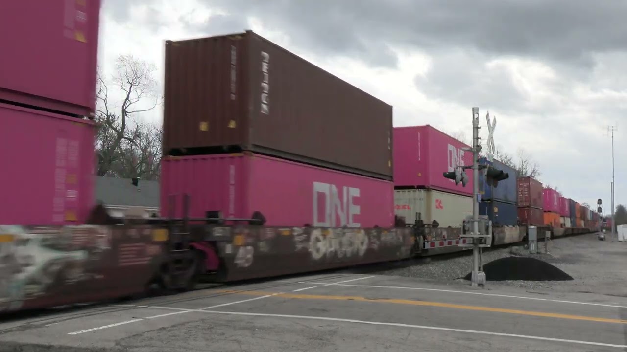 NORFOLK SOUTHERN GE AC44C6M Northbound Intermodal Container Train