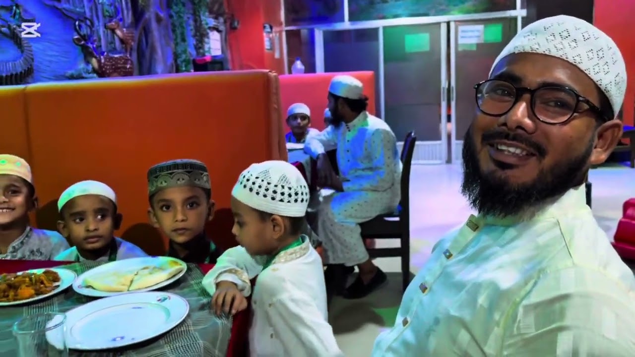 মাদ্রাসার শিক্ষার্থীদের নিয়ে রেষ্টুরেন্টে খাওয়া-দাওয়া।উলূমুল কোরআন মাদ্রাসা 1.0