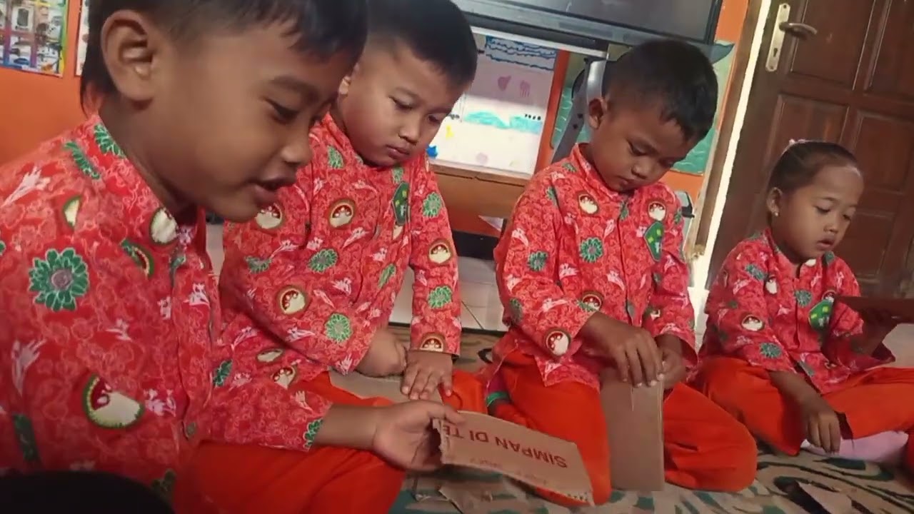 Kolase gambar pesawat dengan kardus bekas | tema kendaraan udara #anaktk #kesehariansekolah 