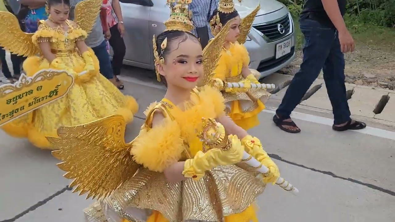 นีน่าเดินพาเหรด