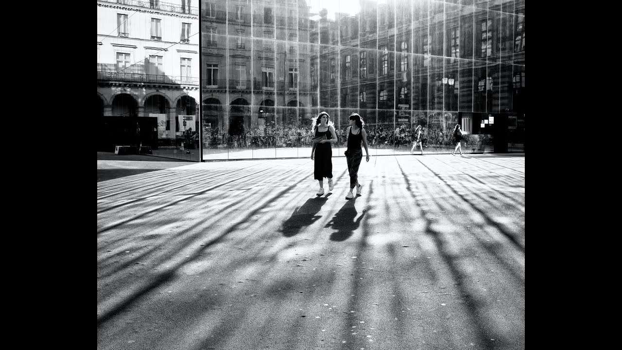 Streetphotography in Paris with the Leica Q2