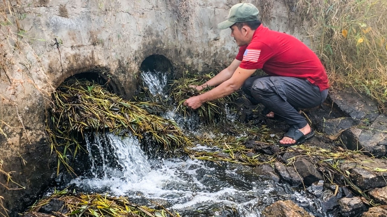 Action Remove Debris And Grass Clogged Culvert Drain In Canal On Dry Season For Agriculture