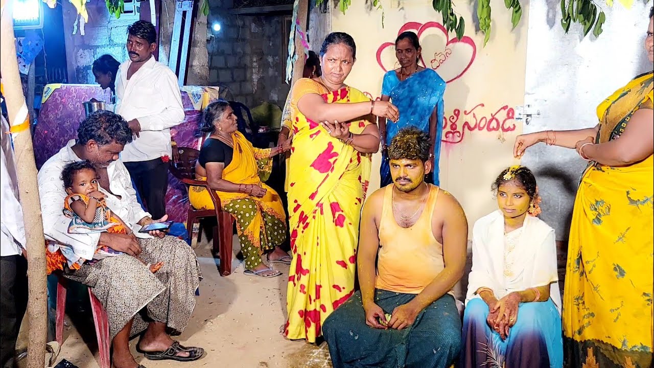 😊పల్లెటూరి పద్ధతుల ప్రకారము పెళ్లికిముందు పెళ్లికూతురికి పెళ్ళికొడుకు నలుగుపెట్టి పెద్దలు దీవిస్తారు